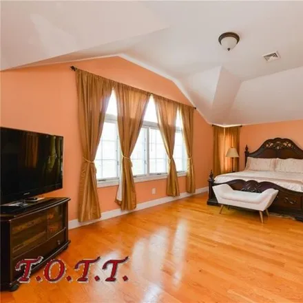 Image 8 - 6070 Strickland Avenue, New York, NY 11234, USA - House for sale