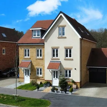Buy this 3 bed townhouse on Hurst Avenue in Blackwater, GU17 9EZ