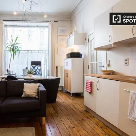 Rent this studio apartment on Rue du Vautour - Gierstraat 68 in 1000 Brussels, Belgium