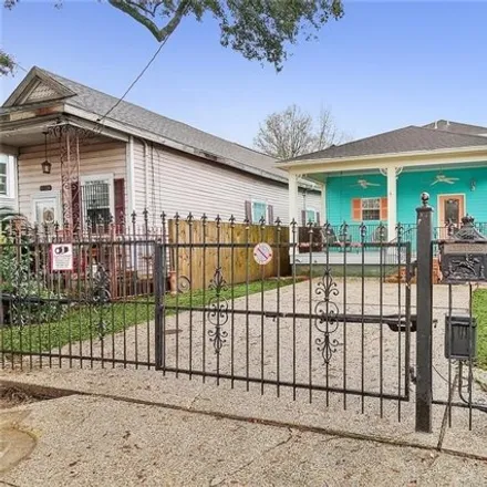 Image 2 - 8328 S Claiborne Ave, New Orleans, Louisiana, 70118 - House for sale