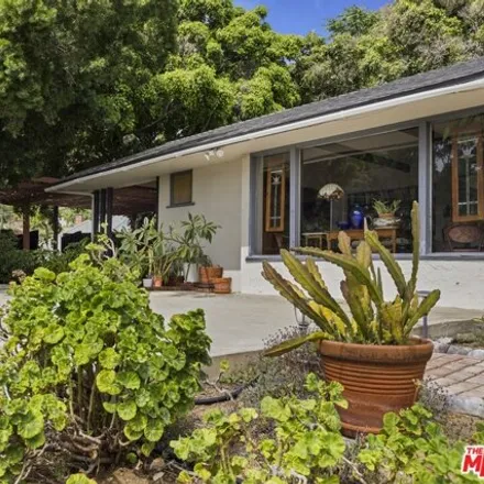 Image 2 - 6801 Sunny Cove, Los Angeles, CA 90068, USA - House for sale