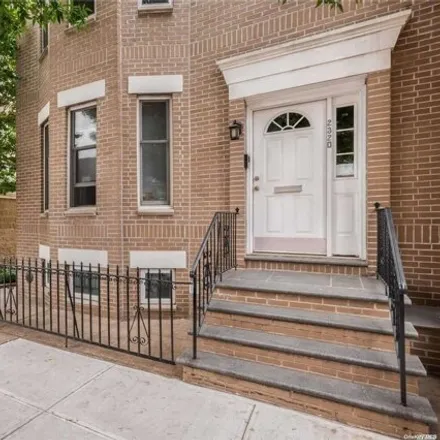 Image 2 - 23-20 33rd Street, New York, NY 11105, USA - House for sale