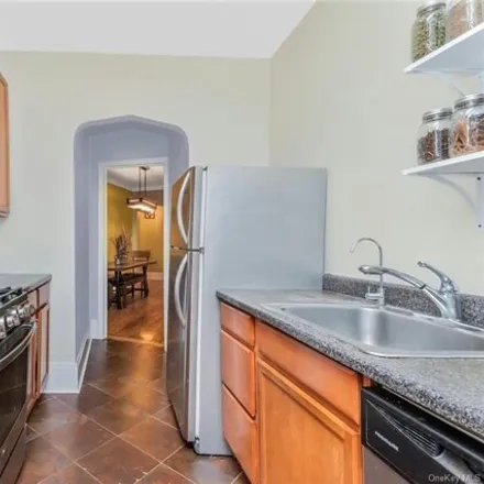Image 4 - 35 Dash Place, New York, NY 10463, USA - Apartment for sale