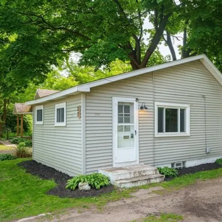 Buy this 2 bed house on 116 Abbie Street Southeast in Grand Rapids, MI 49548