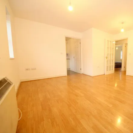 Image 5 - 42 Pickard Close, London, N14 6LZ, United Kingdom - Apartment for rent