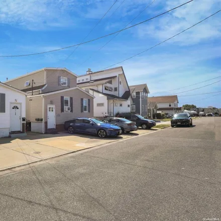Image 4 - 742 South 9th Street, Village of Lindenhurst, NY 11757, USA - Townhouse for sale