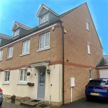 Buy this 3 bed townhouse on Clover Way in Syston, LE7 2BR