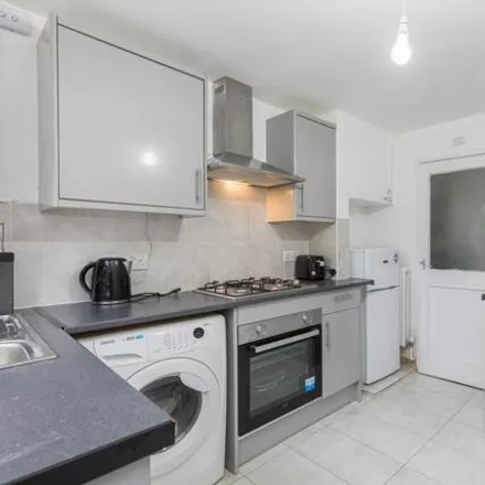 Image 2 - Falcon Close, Langley Green, RH11 7QP, United Kingdom - Townhouse for sale