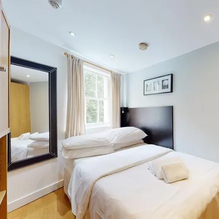Rent this studio apartment on 31 Cartwright Gardens in London, WC1H 9EH