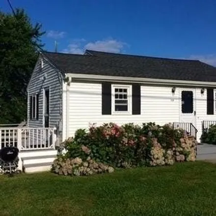 Rent this 2 bed house on 134 Renfrew Avenue in Middletown, RI 02842