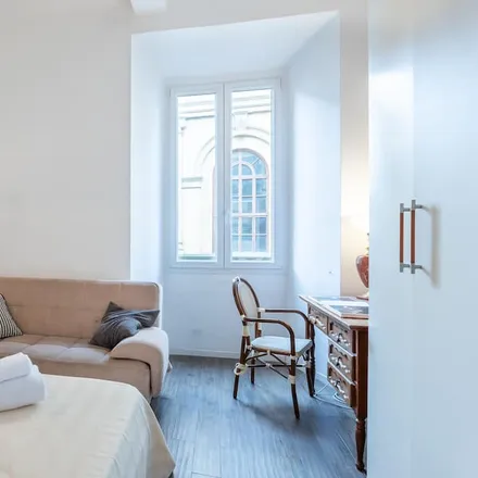 Rent this studio apartment on Via dei Leoni 2