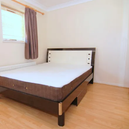 Rent this 5 bed room on 21 Ironmongers Place in Millwall, London