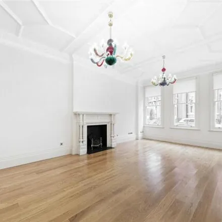 Rent this 3 bed room on 21/23 Cadogan Gardens in London, SW3 2RW