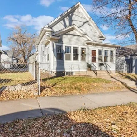Buy this 4 bed house on 718 North 30th Avenue in Minneapolis, MN 55411