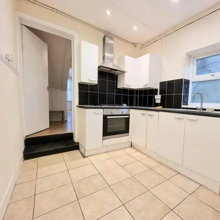 Rent this 3 bed townhouse on London Road in Thurrock, RM20 3HX