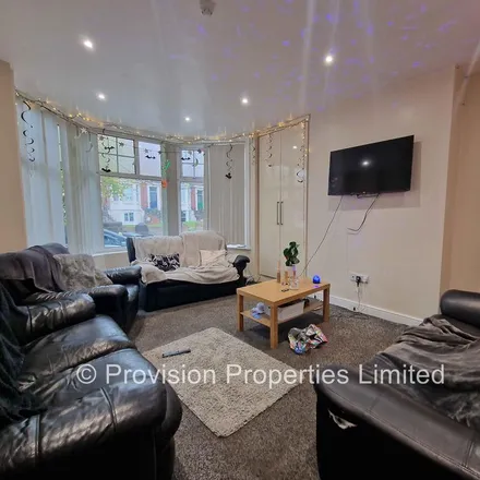 Rent this 8 bed duplex on Cardigan Road St Michaels Lane in Cardigan Road, Leeds