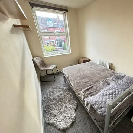 Image 1 - Knowle Mount, Leeds, LS4 2PJ, United Kingdom - Room for rent