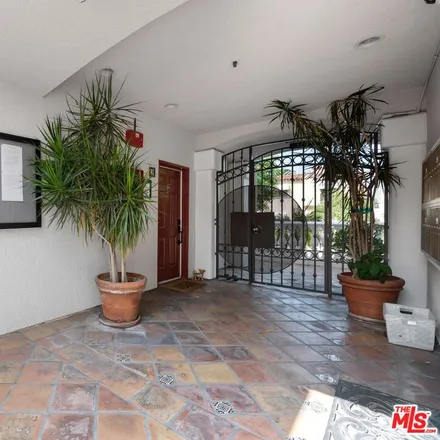 Image 4 - 1076 South Orange Grove Avenue, Los Angeles, CA 90019, USA - Condo for sale