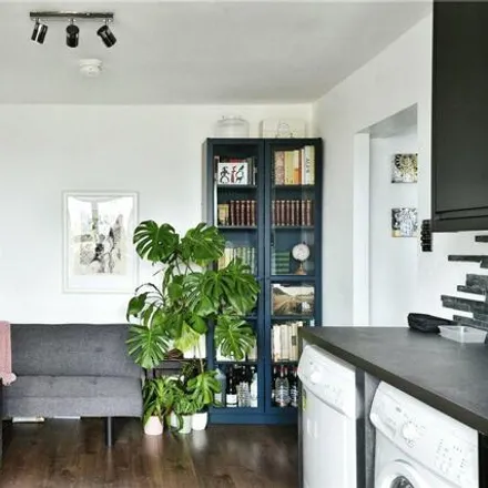 Image 3 - Charlotte Despard Avenue, London, SW11 5HN, United Kingdom - Apartment for sale