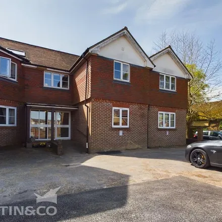 Rent this 2 bed apartment on Yew Tree Road in Southborough, TN4 0BD