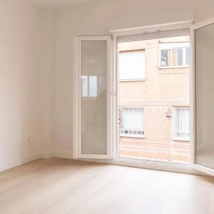 Rent this 2 bed apartment on Madrid in Calle de Jerónima Llorente, 41