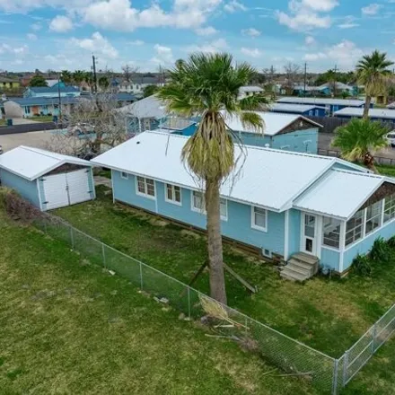 Buy this 2 bed house on 953 South Live Oak Street in Rockport, TX 78382