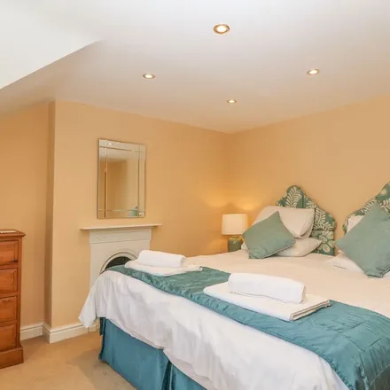 Rent this 6 bed townhouse on Dyffryn Ardudwy in LL43 2AQ, United Kingdom