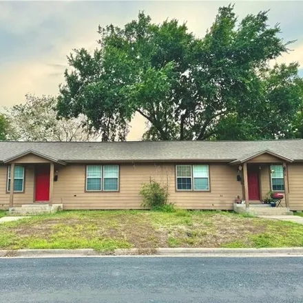 Buy this studio house on 1076 East Loma Vista Street in Victoria, TX 77901