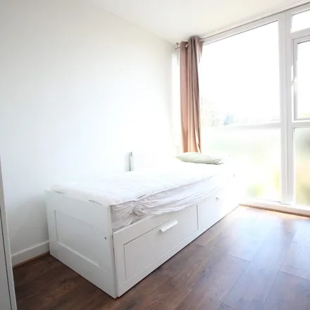 Image 4 - Fryent Close, Kingsbury, London, NW9 9SD, United Kingdom - Apartment for rent