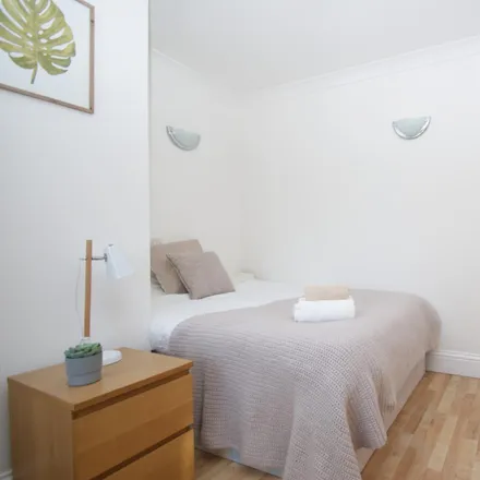 Rent this 4 bed room on Saint Andrews Road in London, W3 7NF