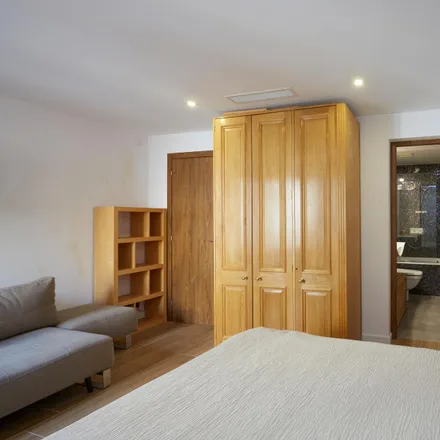 Image 1 - La Casa de las Carcasas, Carrer de Ferran, 08001 Barcelona, Spain - Apartment for rent