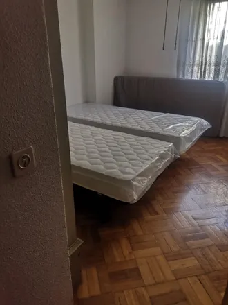 Rent this 3 bed room on Rua Dom Agostinho de Jesus e Sousa 49 in 4000-077 Porto, Portugal