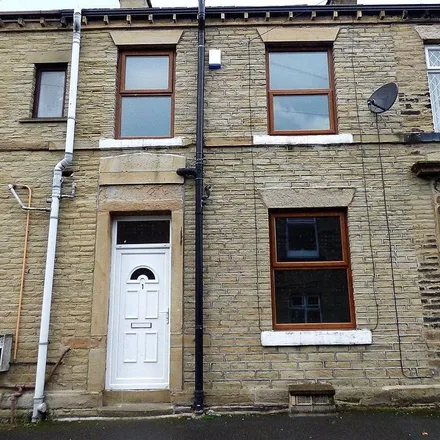 Image 2 - Claremont Street, Cleckheaton, BD19 3NT, United Kingdom - Townhouse for rent