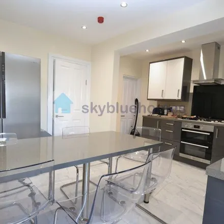 Rent this 6 bed apartment on Mandora Lane in Leicester, LE2 1AG