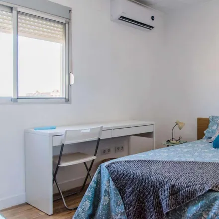 Rent this 5 bed room on Carrer del Poeta Andrés Cabrelles in 16, 46022 Valencia