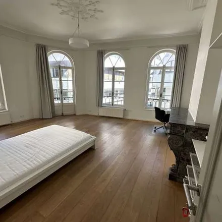Rent this 9 bed apartment on Académie royale des Beaux-Arts in Rue d'Accolay - Accolaystraat, 1000 Brussels