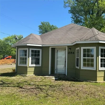 Buy this 2 bed house on 900 East Center Street in Paris, TX 75460
