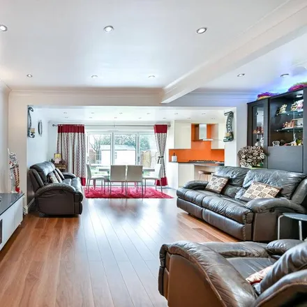 Rent this 6 bed house on Clayton Road in London, TW7 6LE