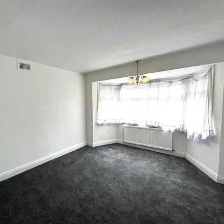 Image 7 - Lawrence Gardens, London, NW7 4JU, United Kingdom - House for rent