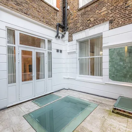 Rent this studio apartment on 20 Hertford Street