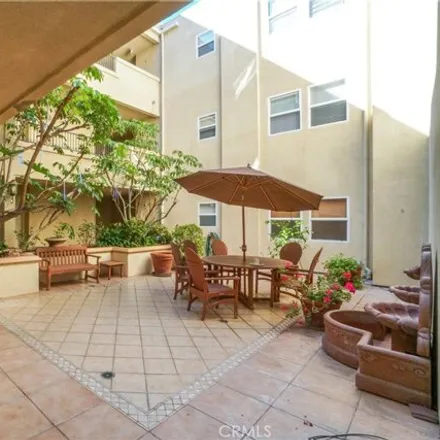 Image 6 - 14381 Burbank Boulevard, Los Angeles, CA 91401, USA - Condo for sale