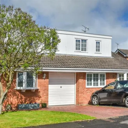 Buy this 3 bed duplex on Mercia Drive in South Staffordshire, WV6 7NE