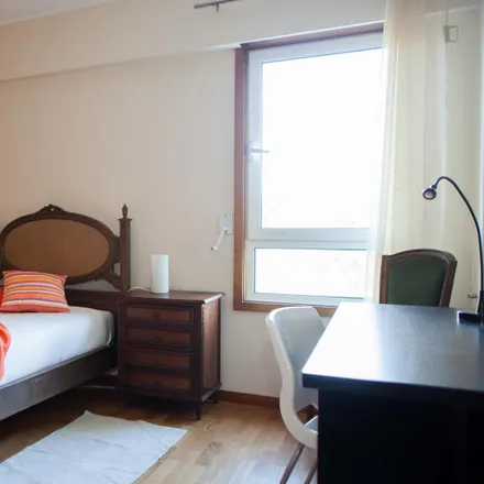 Rent this 4 bed room on Parque Fernando Azaredo in Alameda Doutor Fernando Azeredo Antas, 4150-673 Porto