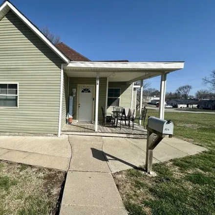 Buy this 3 bed house on 43 West Summit Street in Marshall, MO 65340