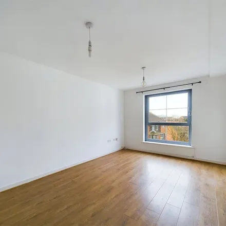 Image 2 - White Close, Slough, SL1 3TU, United Kingdom - Apartment for rent