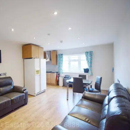 Image 9 - Queens Way, London, NW4 2TN, United Kingdom - House for rent