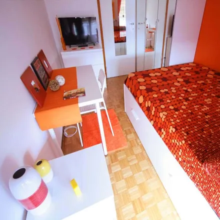Rent this 5 bed room on Via Tortona in 86, 20144 Milan MI