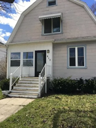 Buy this 3 bed house on 955 North Hampton Street in Bay City, MI 48708