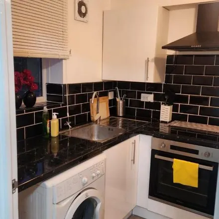 Image 1 - Greenslade Road, London, IG11 9XE, United Kingdom - Apartment for rent