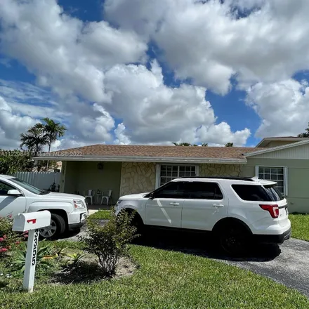 Image 2 - 3355 Village Green Drive, Miami-Dade County, FL 33175, USA - Loft for sale